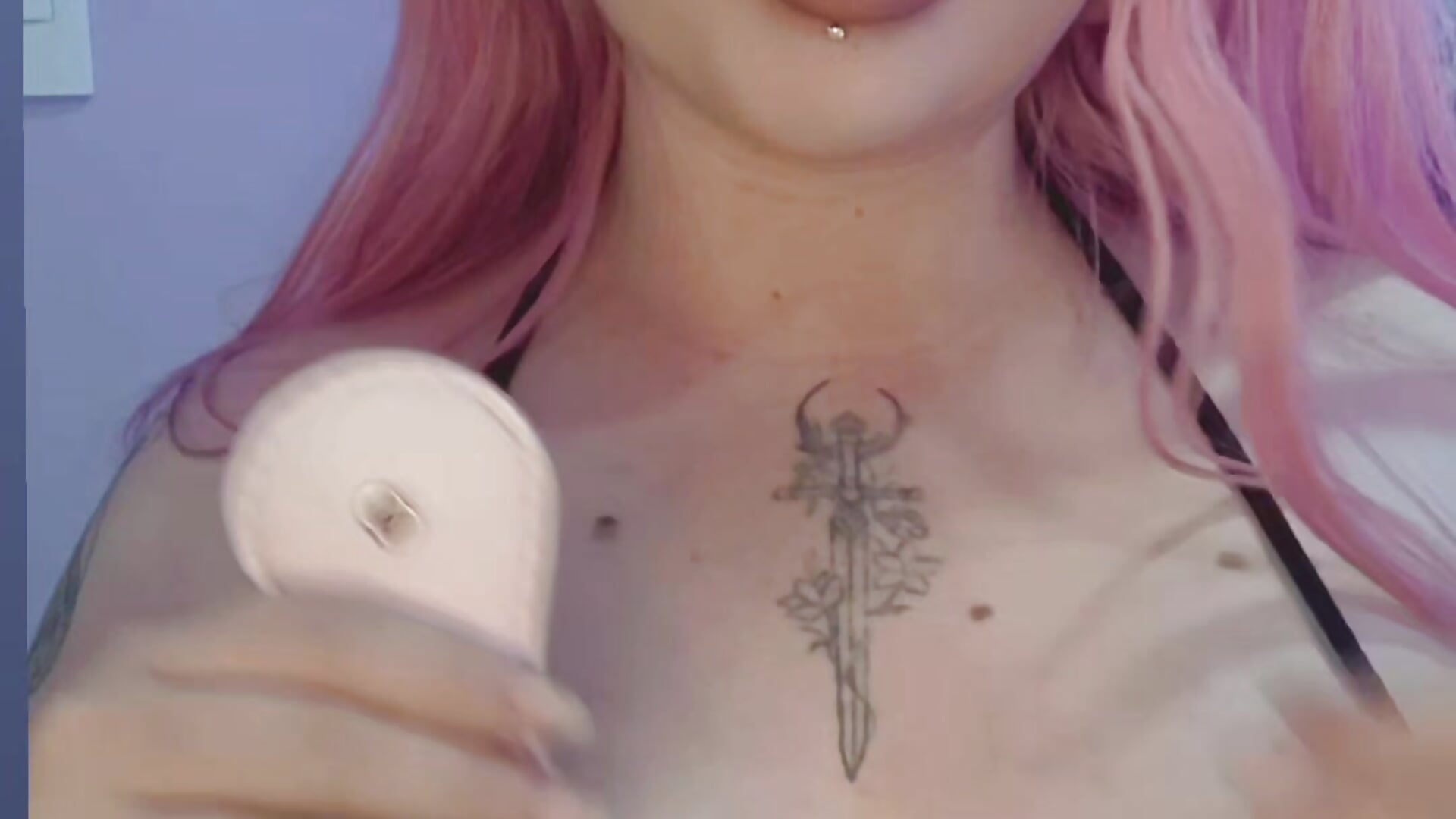 "You're the kind of distraction I don't want to avoid." – video modela na kameri LavaGrirl