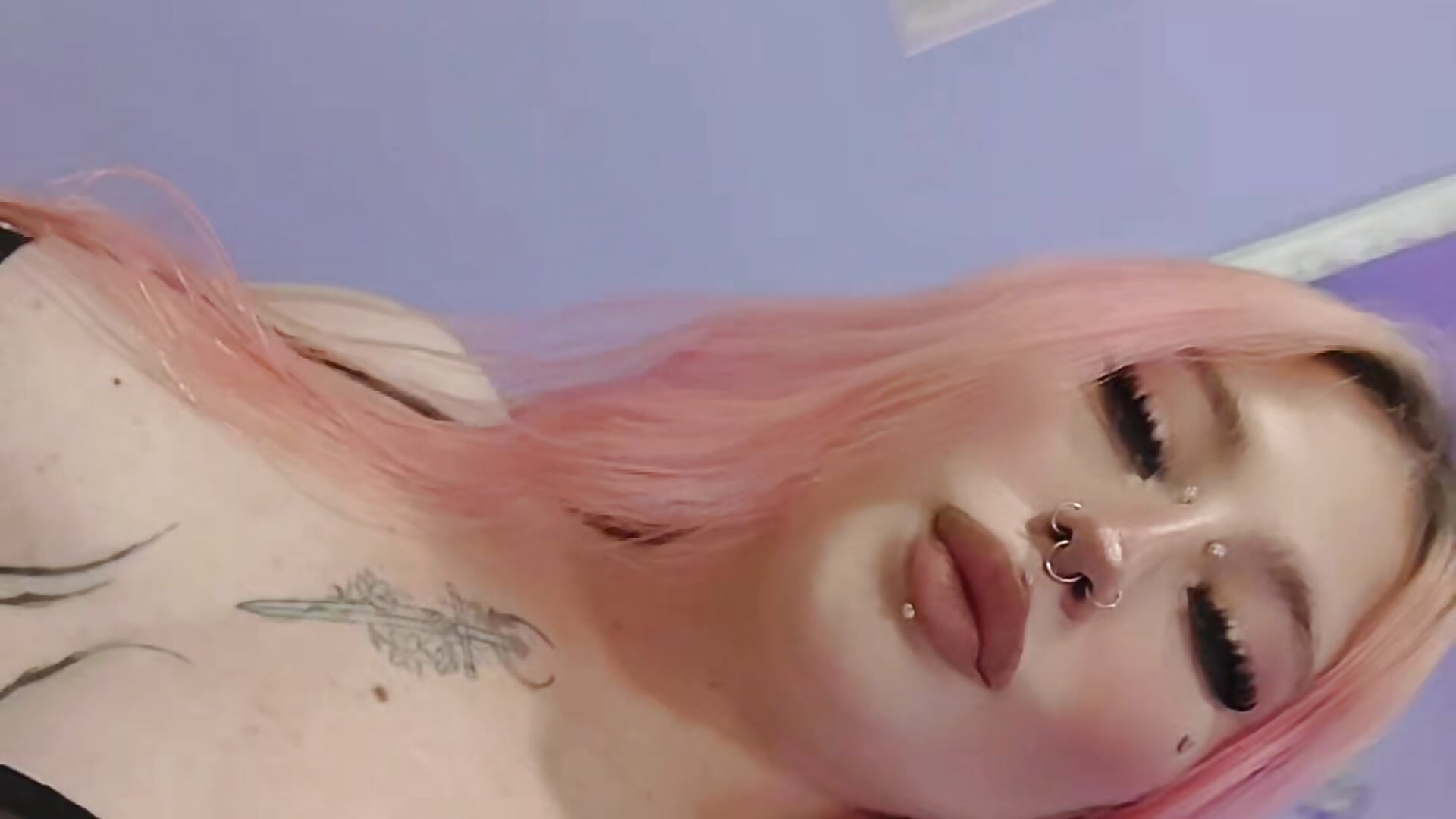 “I don't know if you are aware of the effect you are causing 😏” – video modela na kameri LavaGrirl
