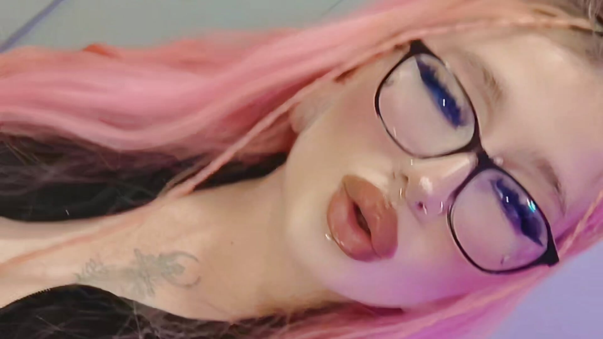✨ "You have a very curious energy… I like that about you." – video modela na kameri LavaGrirl