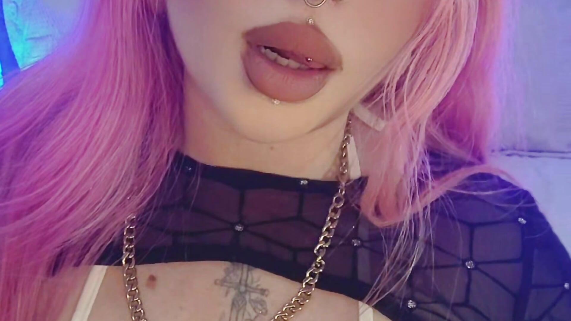 "The night is young... and so are our possibilities. 🌙" – video modela na kameri LavaGrirl