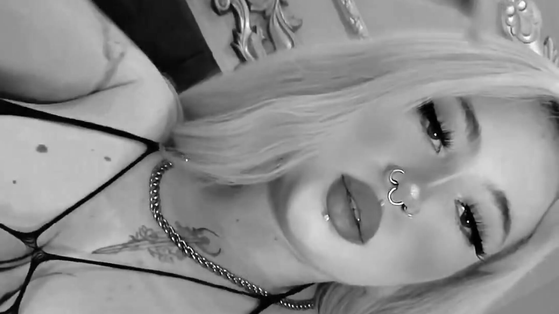 " 💋 "The best temptation always comes without warning." – video modela na kameri LavaGrirl