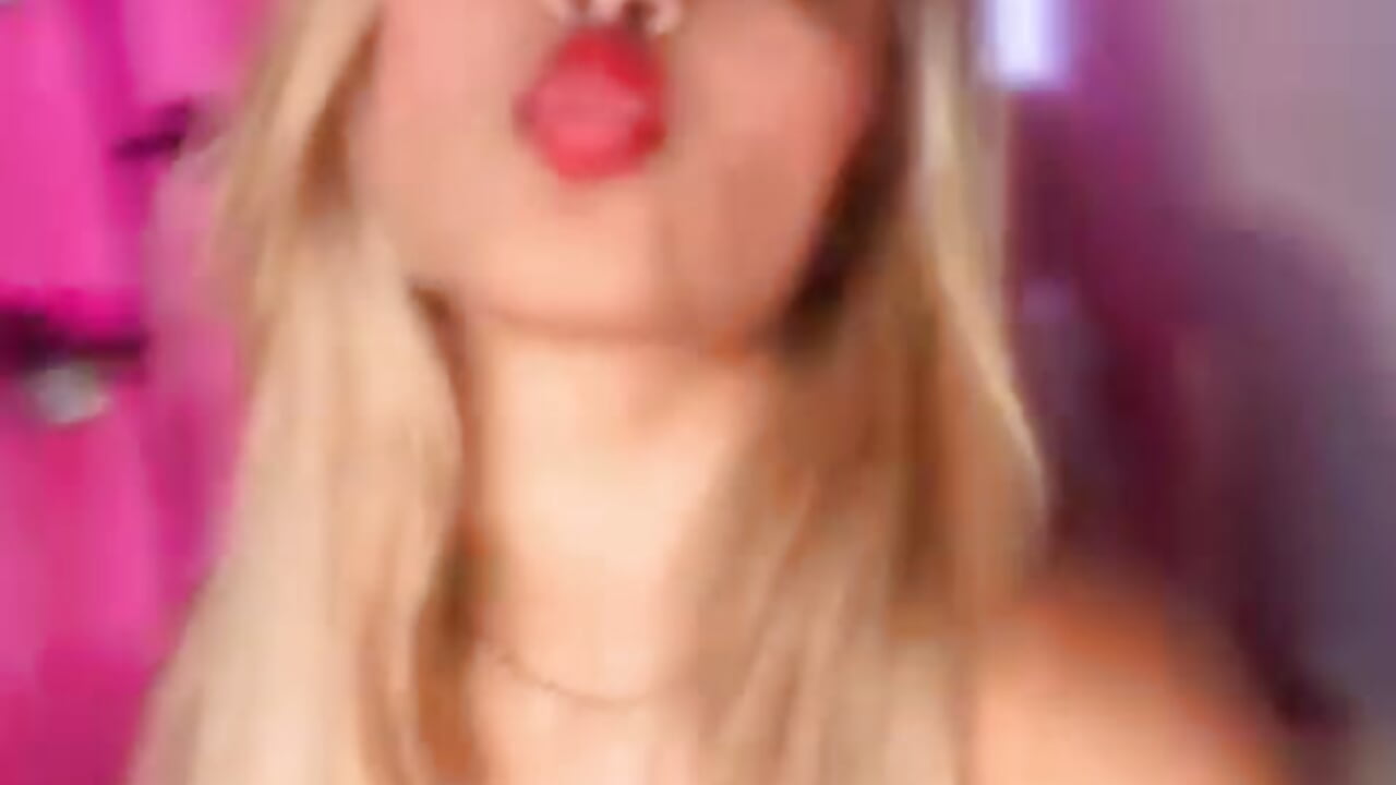 KISS""" - Vídeo de EmilyCutte, modelo de vídeos