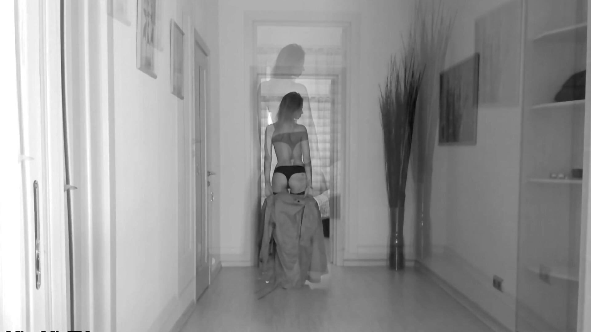 Trench Coat and Heels– MissMiaTv kameramodell videója