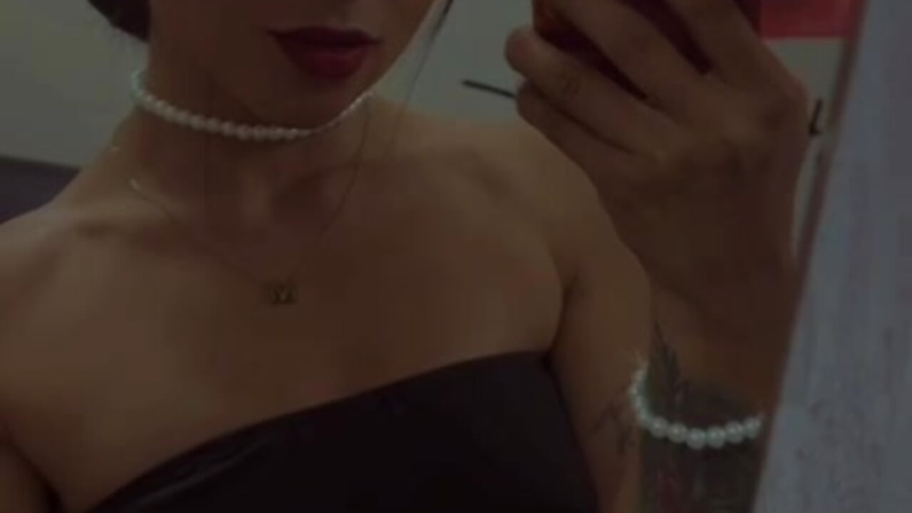 There are glances that spark curiosity and smiles that can become a temptation♥ - vidéo du modèle de showcams Velvet_GG