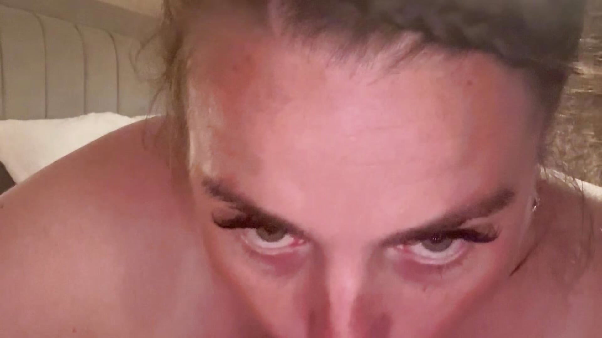 Dildo suck 😈 - vídeo de la modelo de cam Bustygem_