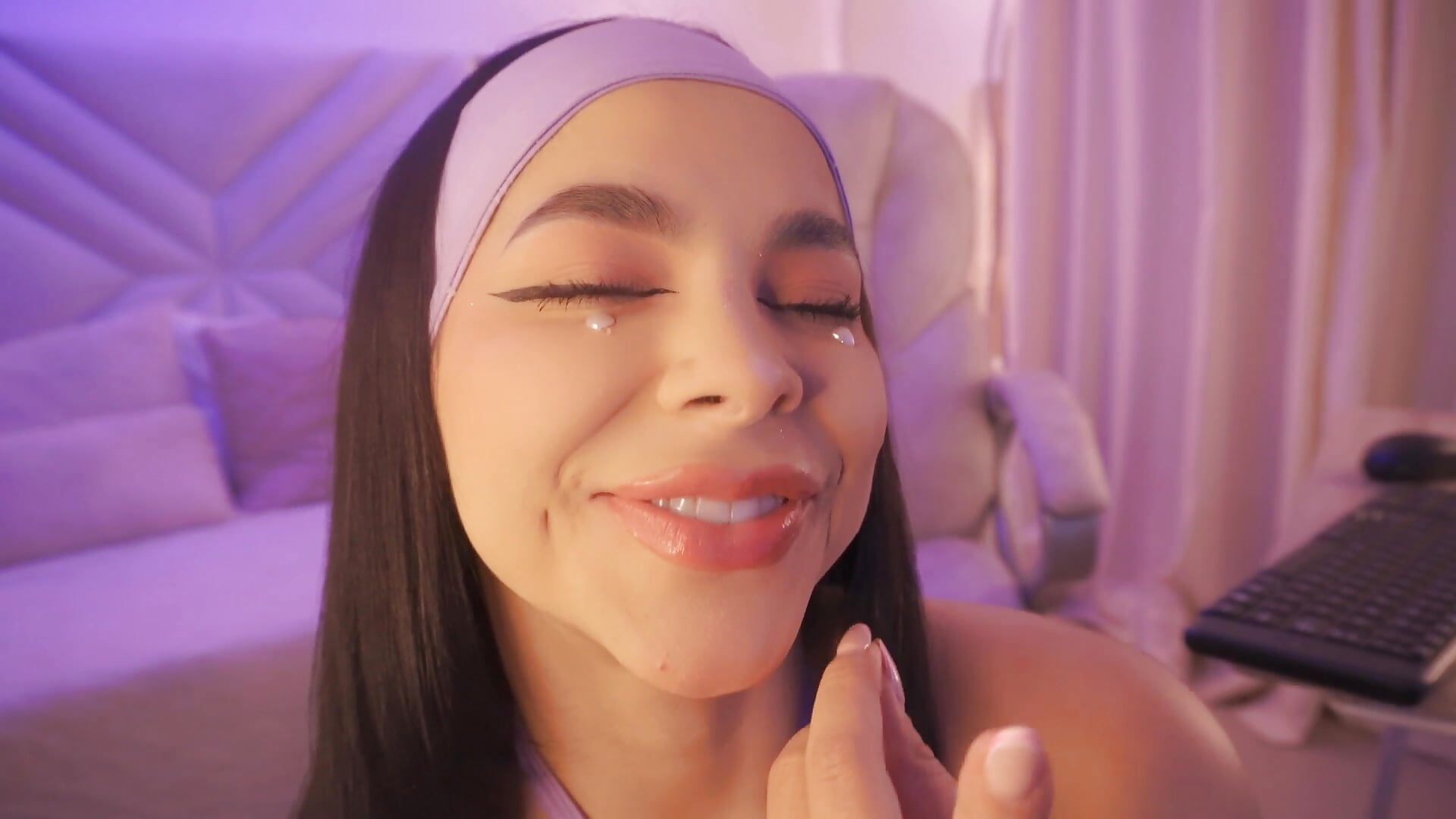 Soft lips, sharp mind, undeniable presence. - відео від вебкаммоделі imLeanna_