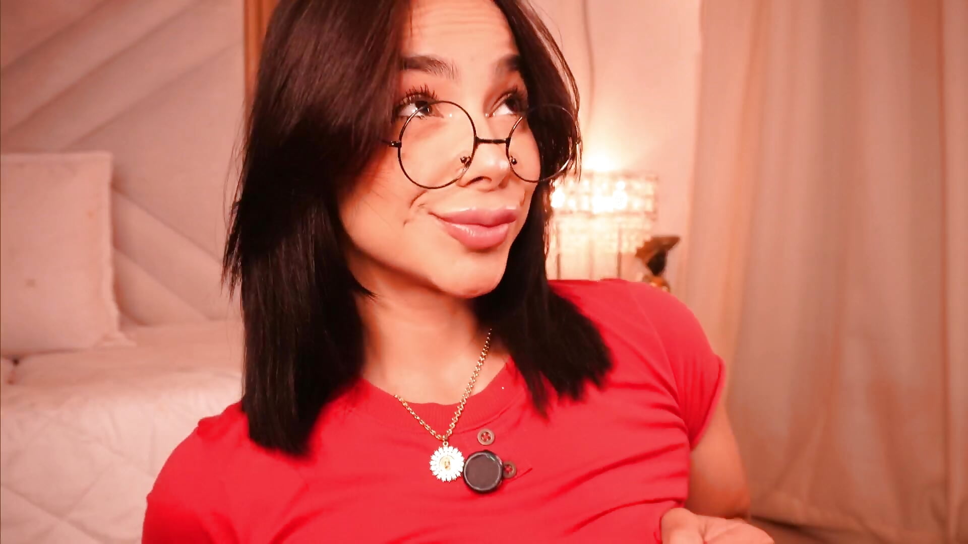 💋🔥 kisses that turn you on - فيديو من imLeanna_ موديل الكام