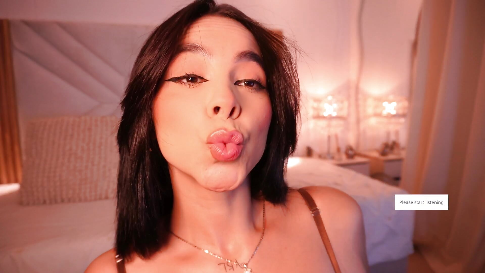 Come a little closer, I don't bite... maybe. 😏 - فيديو من imLeanna_ موديل الكام