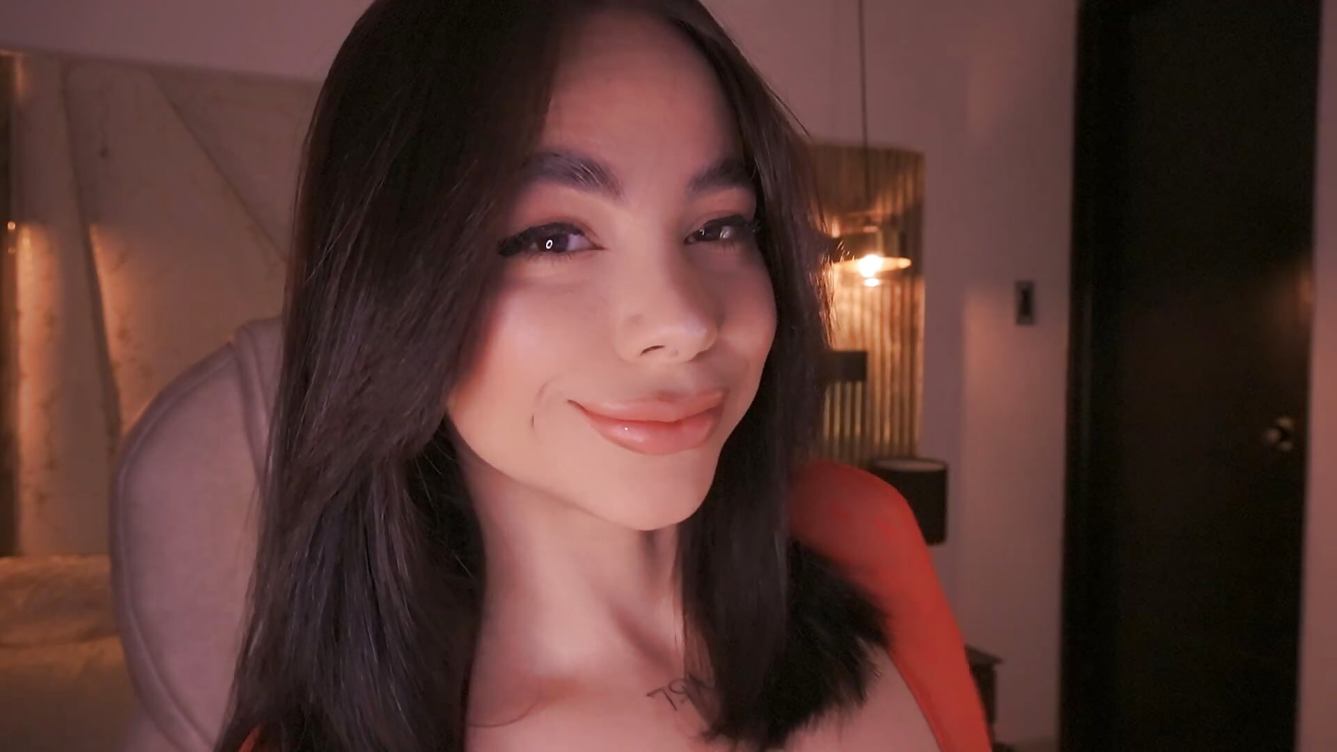 Come here, and I'll tell you a secret - vidéo du modèle de showcams imLeanna_