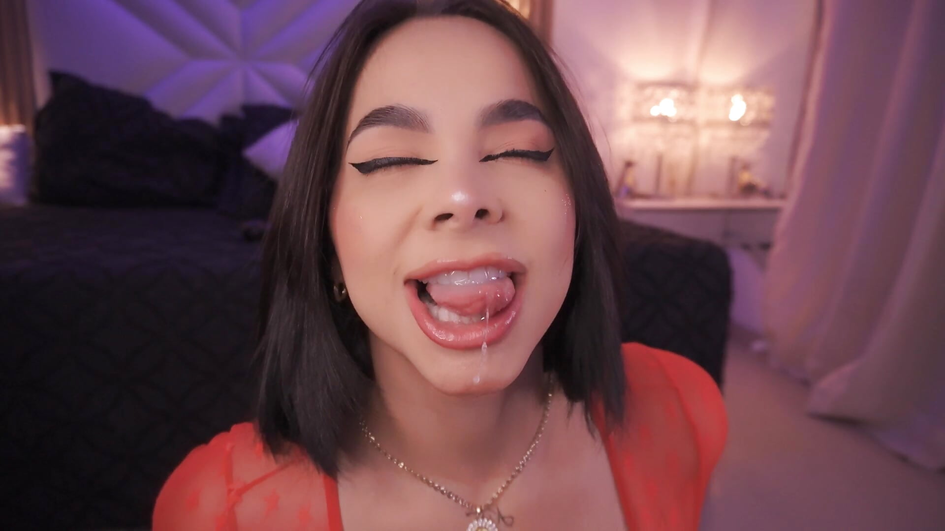 You make it really hard to keep my thoughts innocent – video modela na kameri imLeanna_