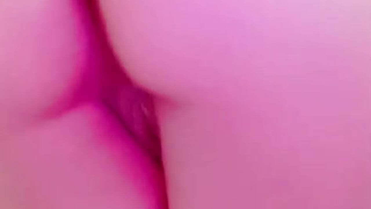 أنيك طيزي بالخيارة 👀🙈 - video by Quen_Rubyy cam model