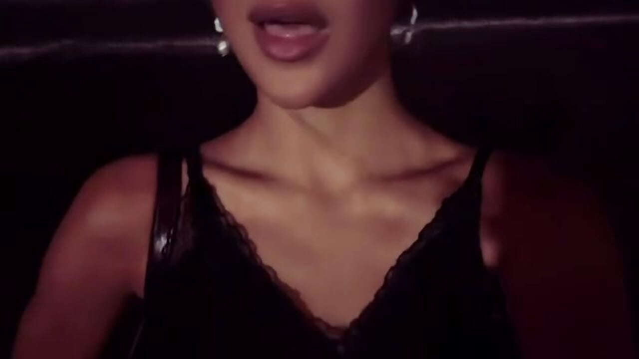 A little too captivating for just another photo 😏✨ - video by HoveNenets cam model