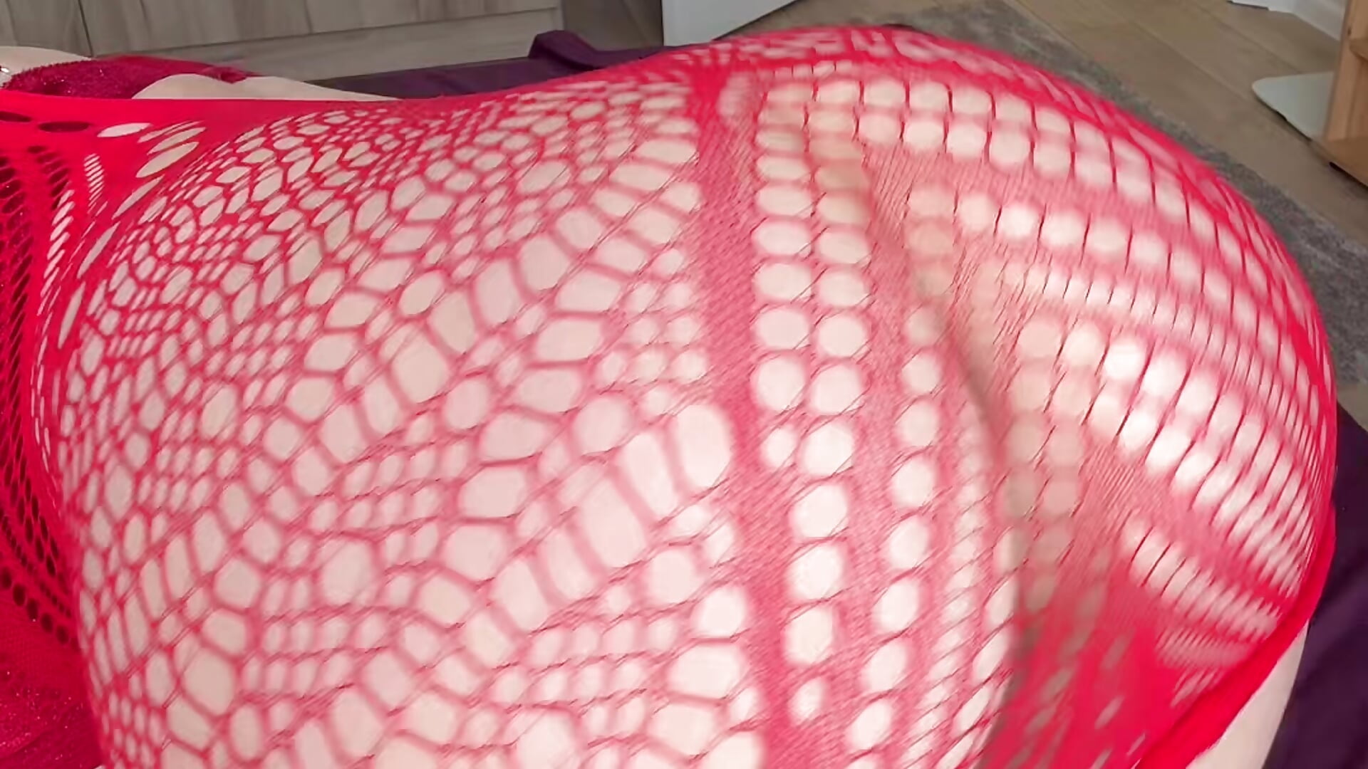 Ass in a red fishnet — sexy butt cheeks - video di KimmmyVelour modella di cam