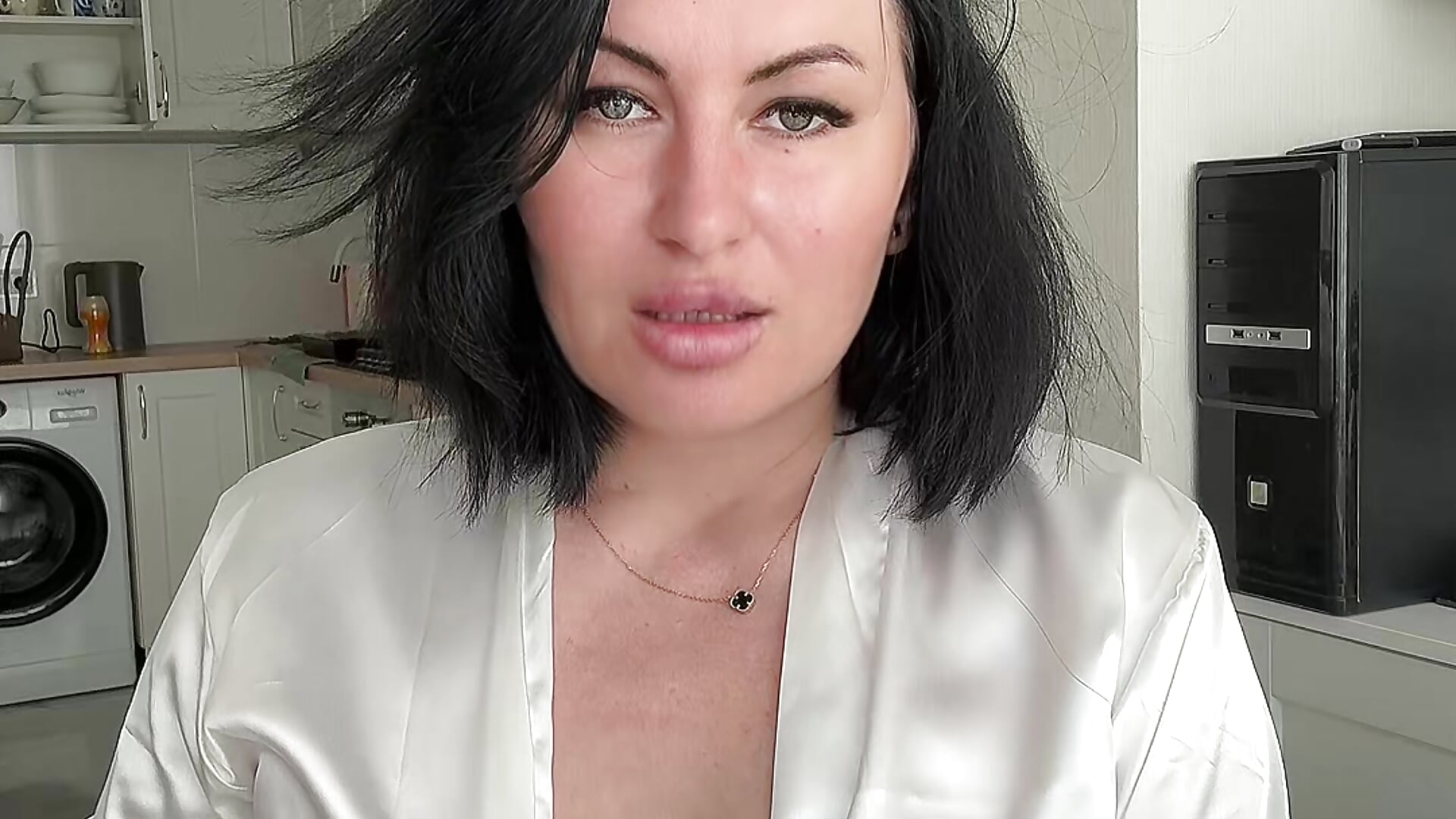 A sexy white lab coat and me - video di KimmmyVelour modella di cam