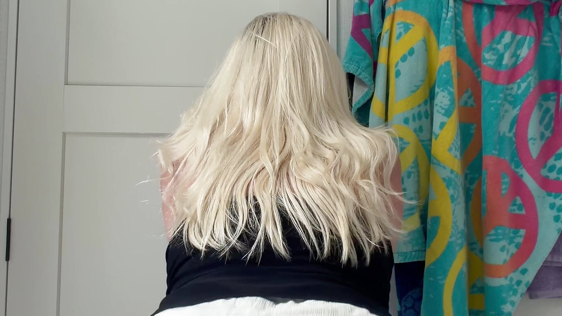 Twerking in a skirt bent over with no panties on🫣