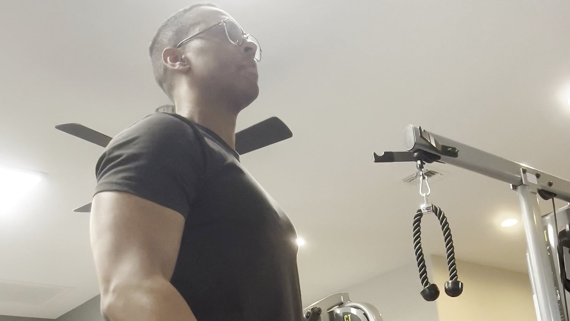 Elevacion de hombros laterales - vídeo de la modelo de cam kllbll27