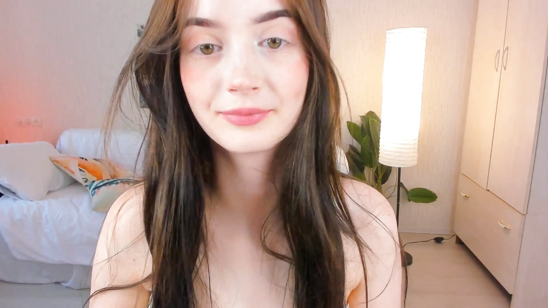 drawing my lips - video by Bella_Lush cam model