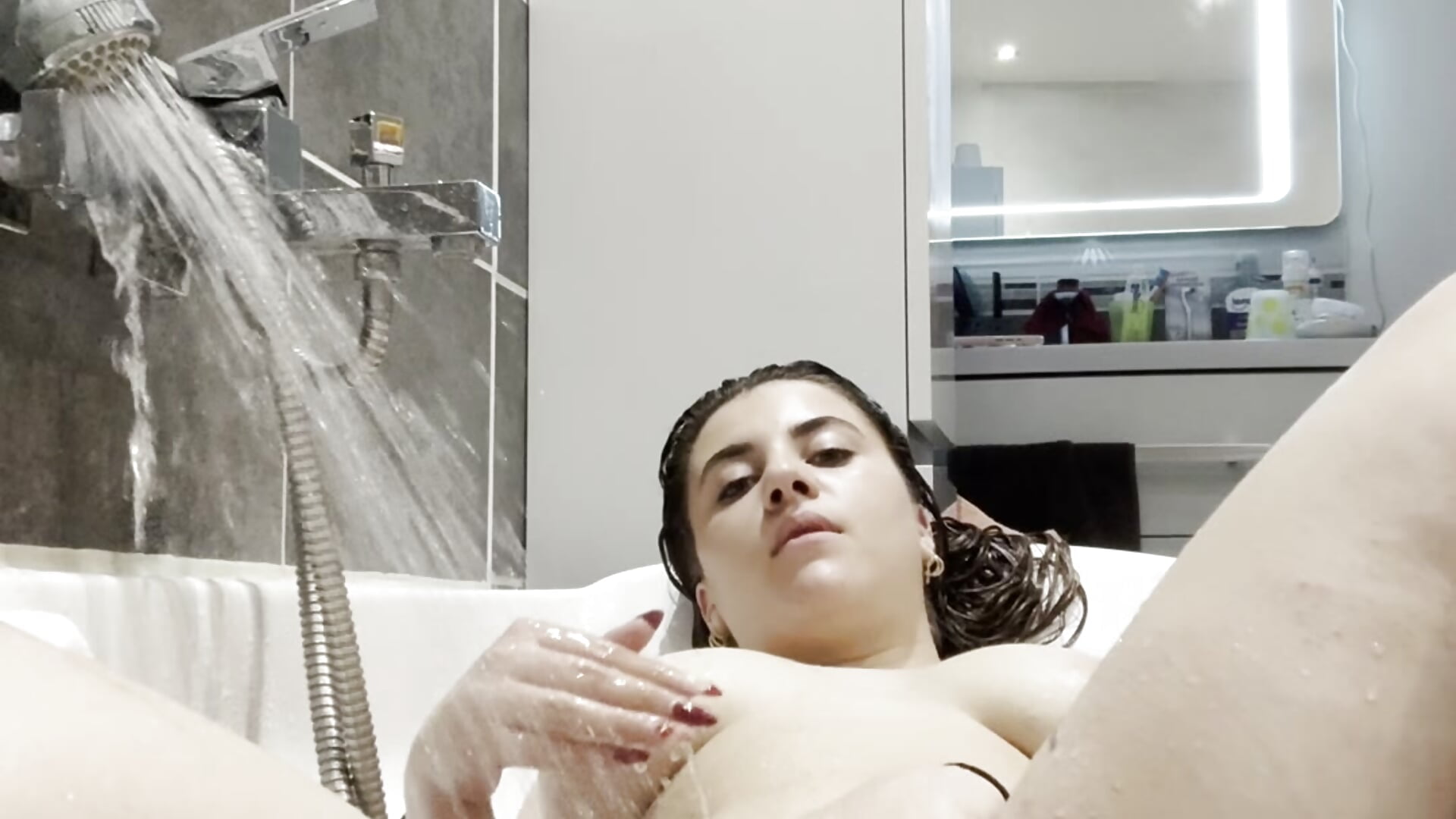 Une élève de 18ans qui se doigte dans son bain 💦