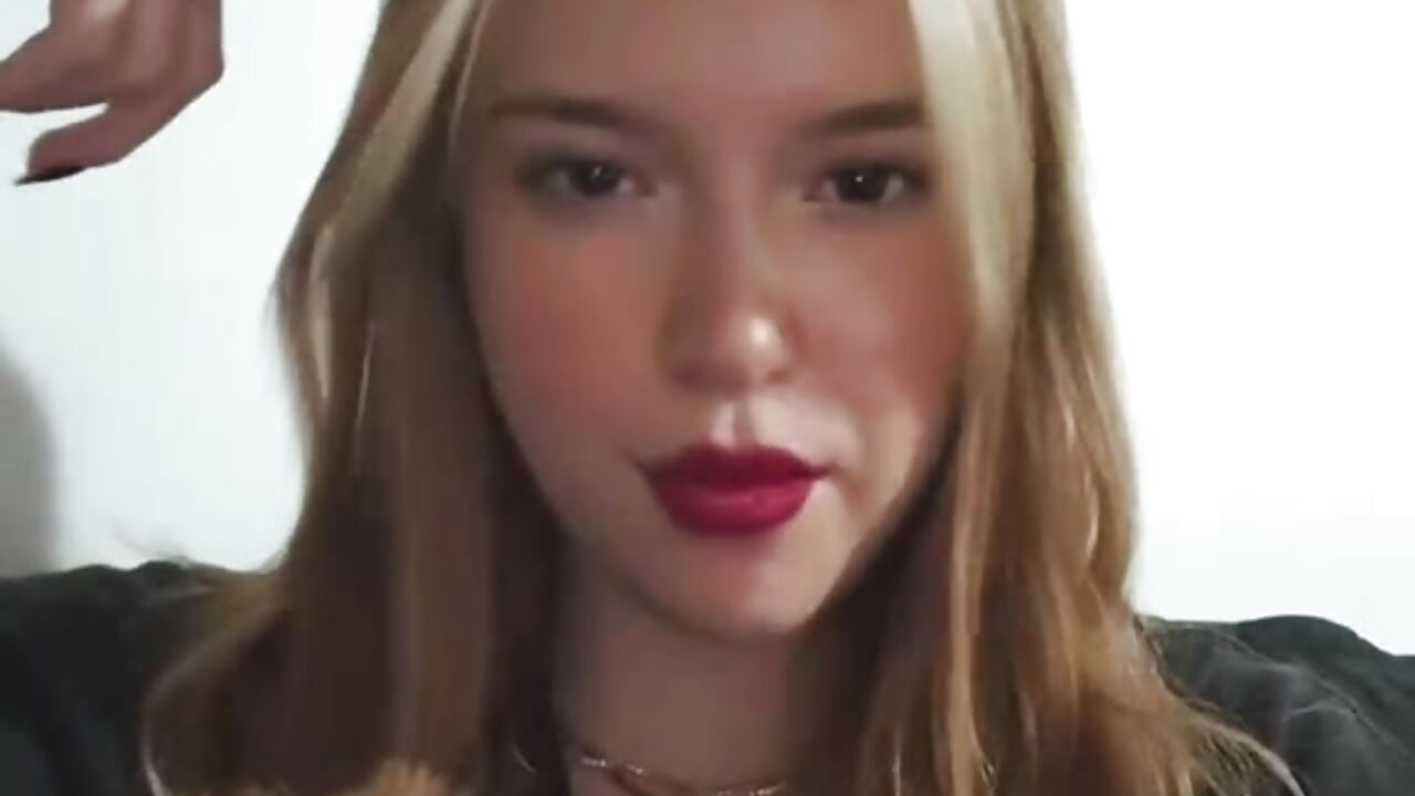 ❤️ - video by scarletsnoww cam model