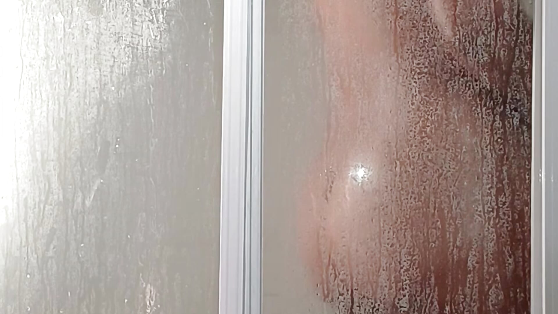 Taking a Shower - vídeo de ExplicitSA
