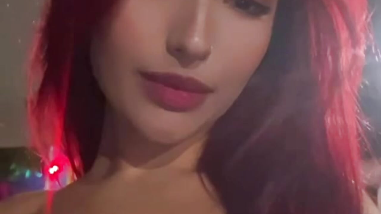 <3 – video af AriiCherry cam-model