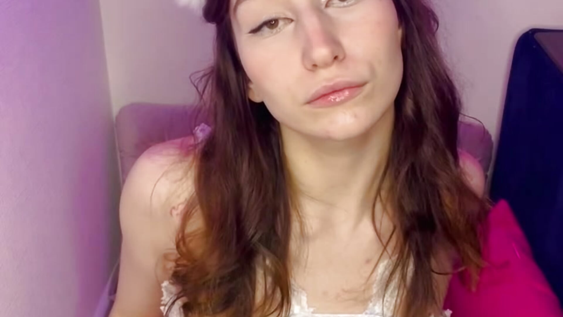 Ahegao – video modela na kameri Sirensolstice