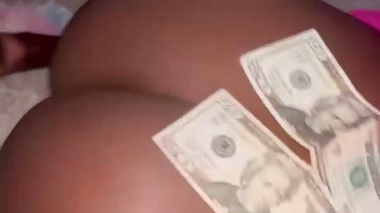 27111 - video by FeminineFinesseBee cam model