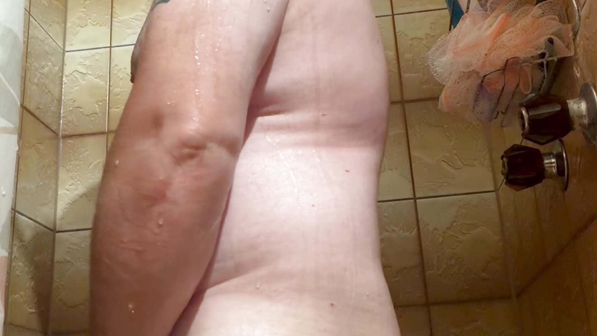 Dad bod having a shower - Video von Achingtocum_40 Cam-Model