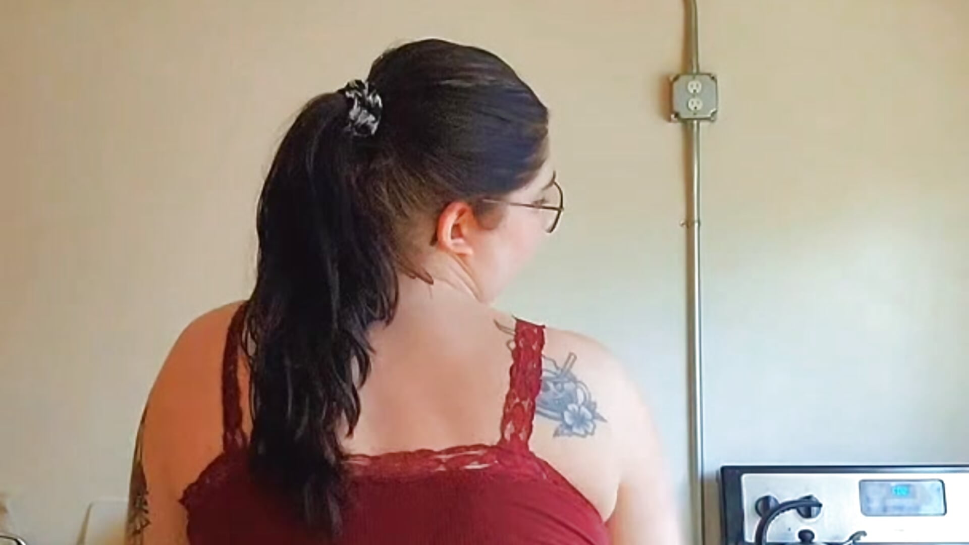 I shake my ass to ptv for 12 seconds instead of doing the dishes ;p - video di starfucker420XO modella di cam