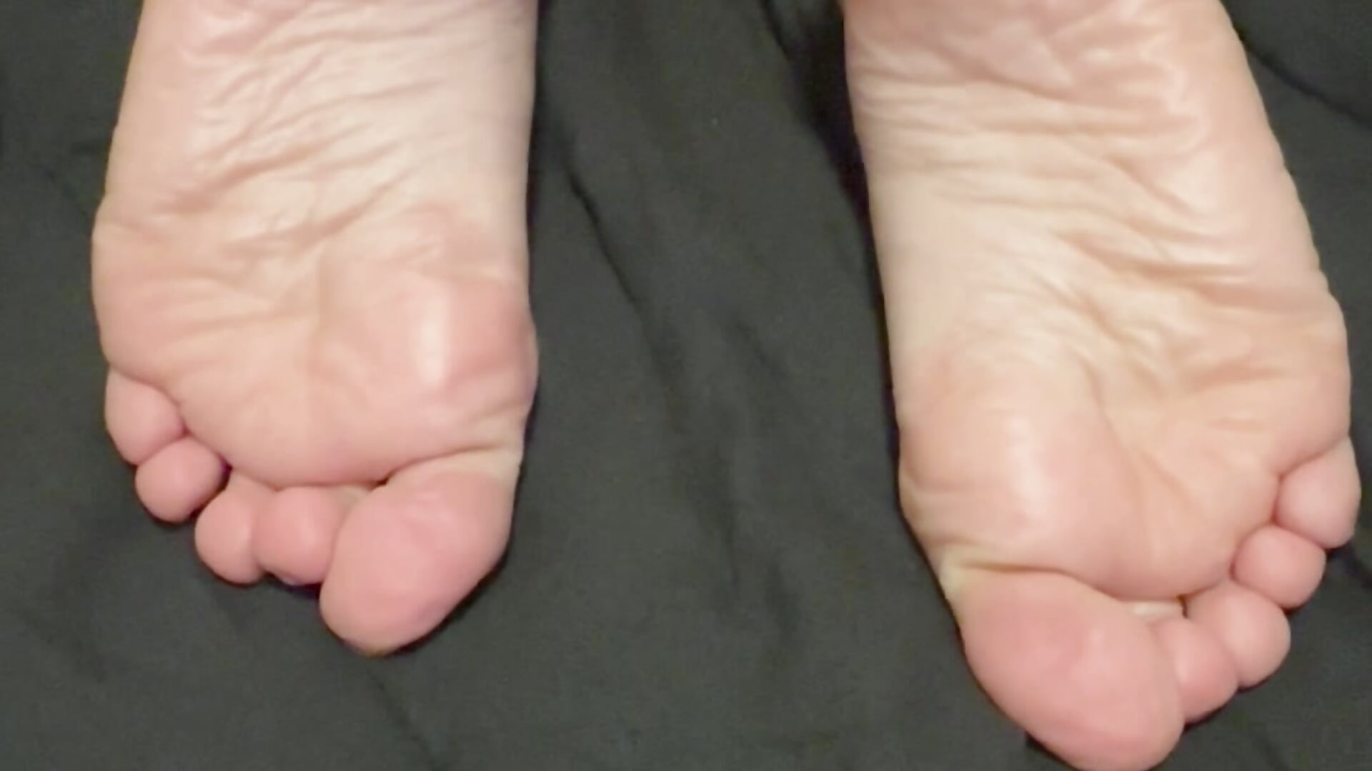 De quatro / On all fours - wrinkled feet - video by feetlilly cam model