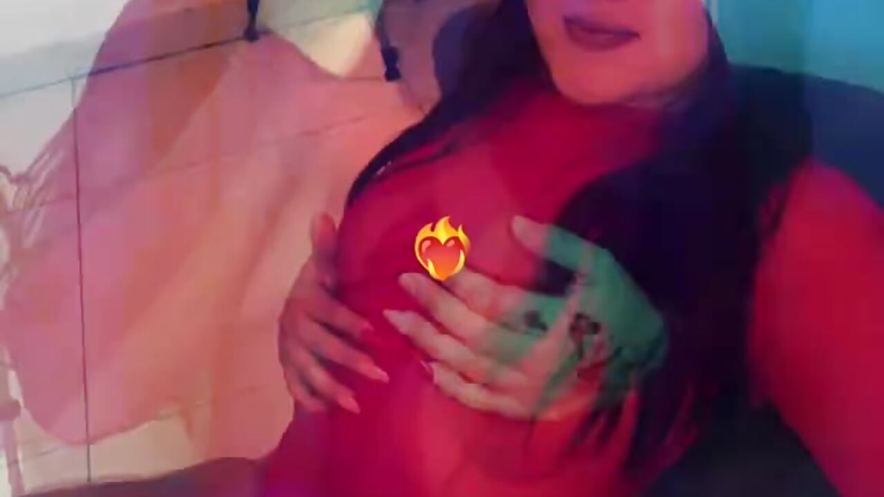 Dressed in red 😍🔥 - βίντεο μοντέλου Emily_RoseM