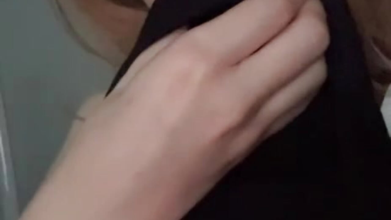 I show you my natural breasts – video modela na kameri KiraGhostFlame