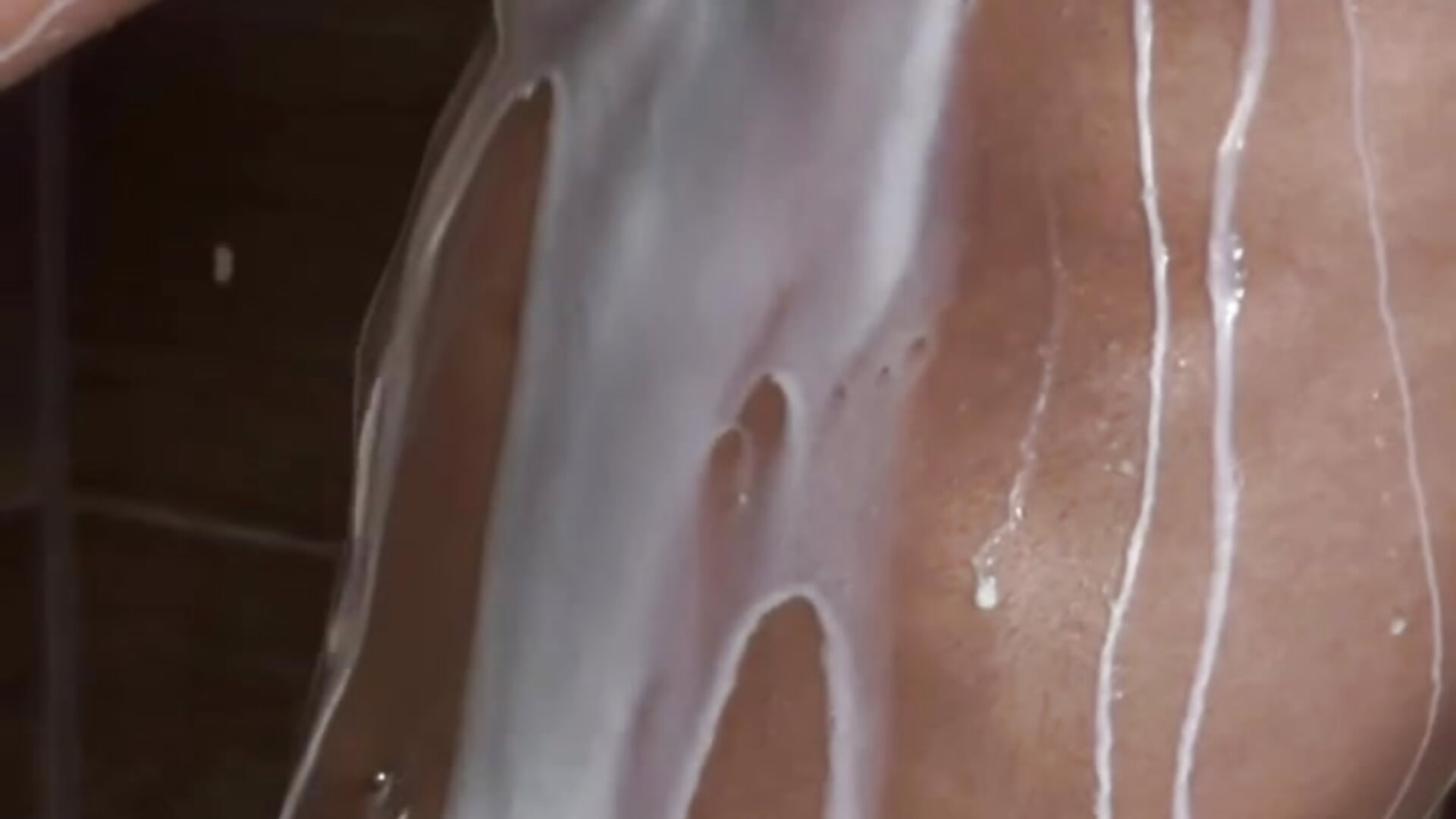 Play with milk in shower - video by Leo_BonitoBom cam model