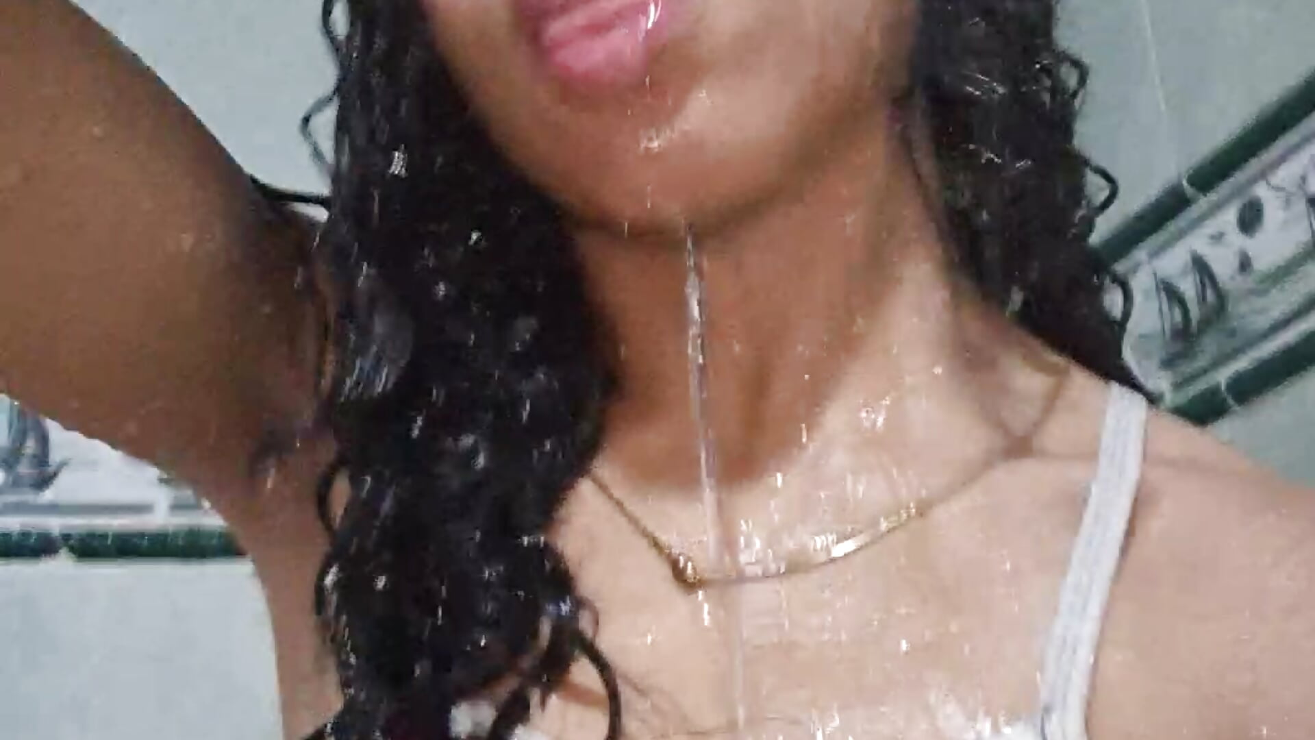 Shower Time - video di Pineappleflipped modella di cam