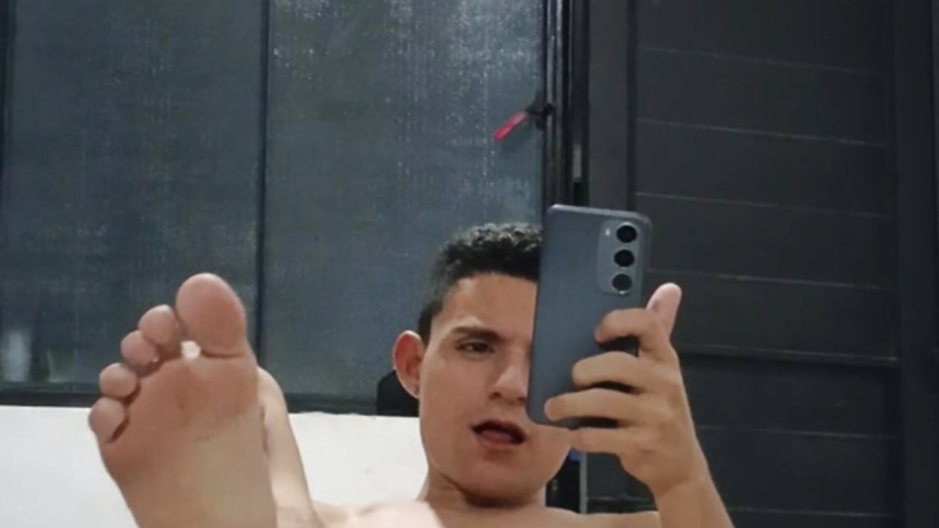 Show super cum in the mirror and peę in a condom - วิดีโอโดย _king_emir โมเดลแคม