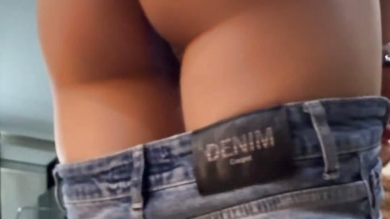 Ass in jeans – video modela na kameri Cirelia