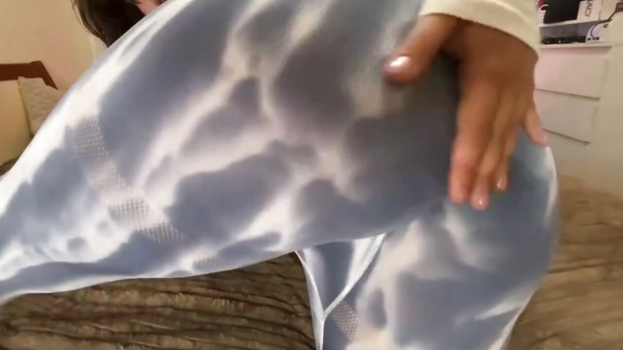 huge peach in leggings😈🍑 - video av Viviaaan_n cam-modell