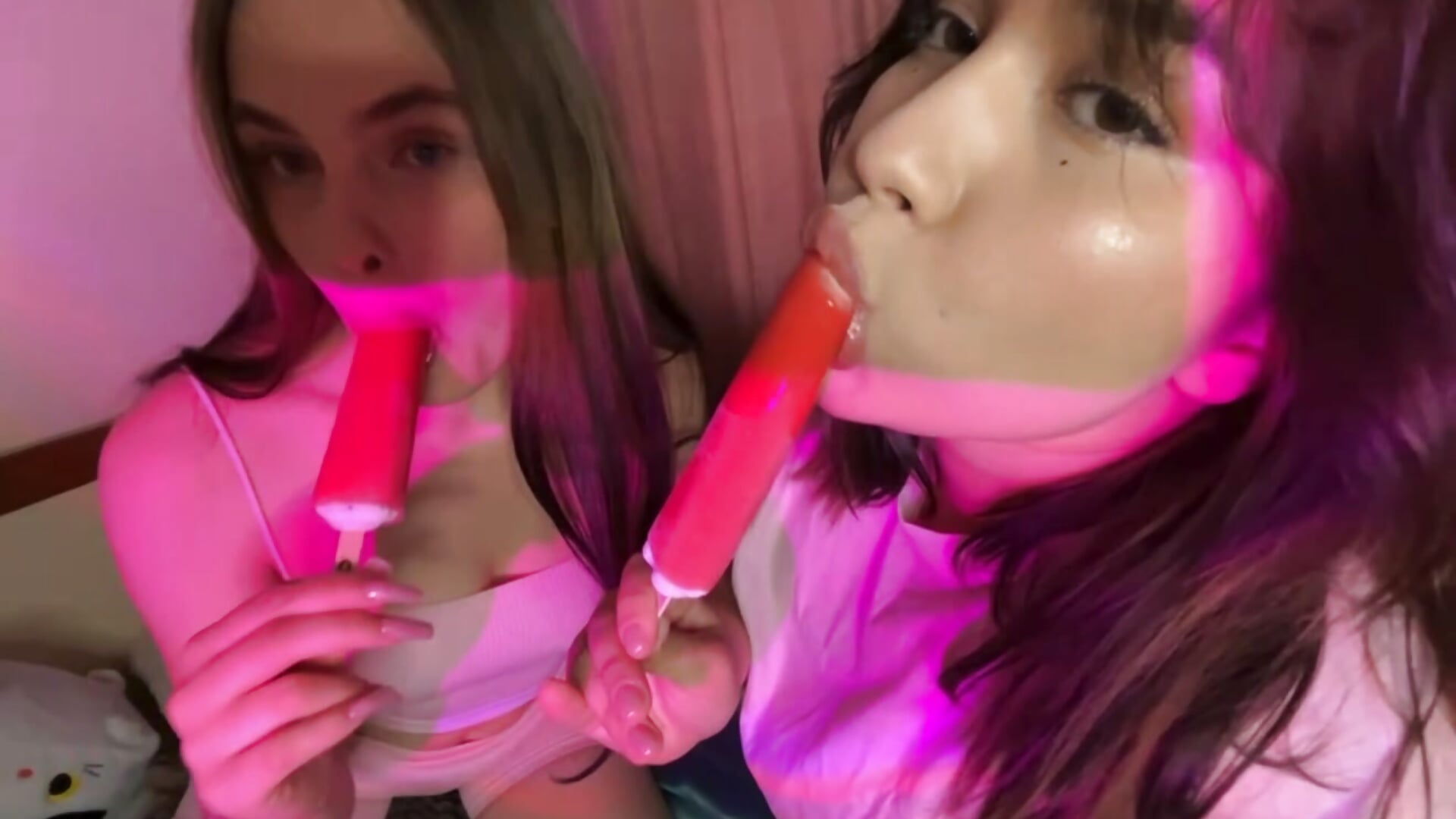enjoying ice cream with Missa – video af Viviaaan_n cam-model