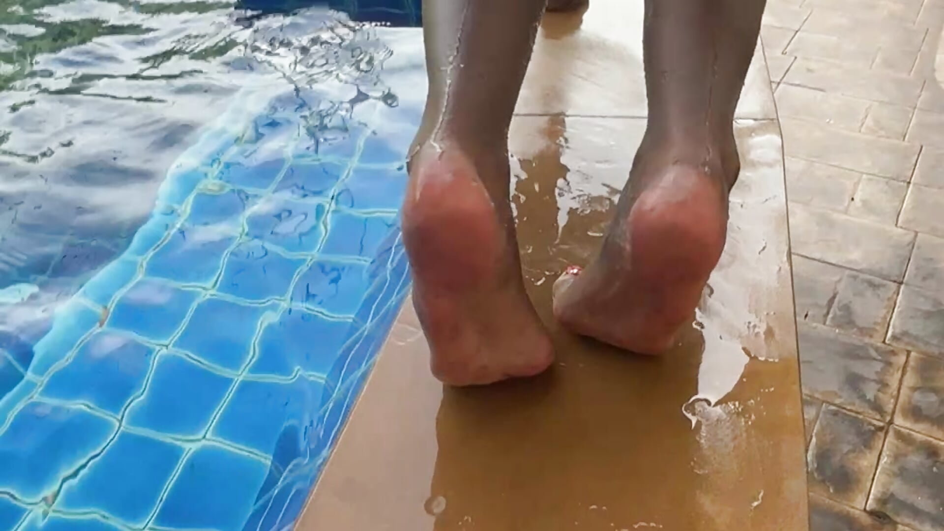 Vanessa twerk at the Pool – video od webkamerové modelky Anvessra
