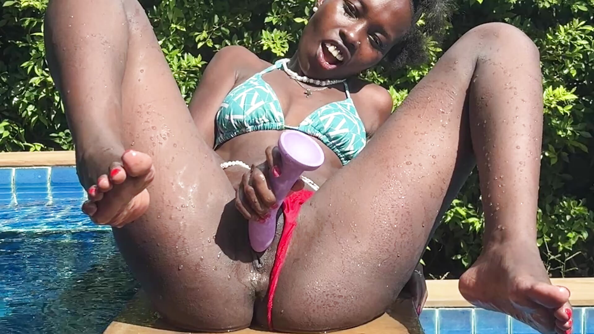 Vanessa playing with the Dildo at the Pool – video od webkamerové modelky Anvessra