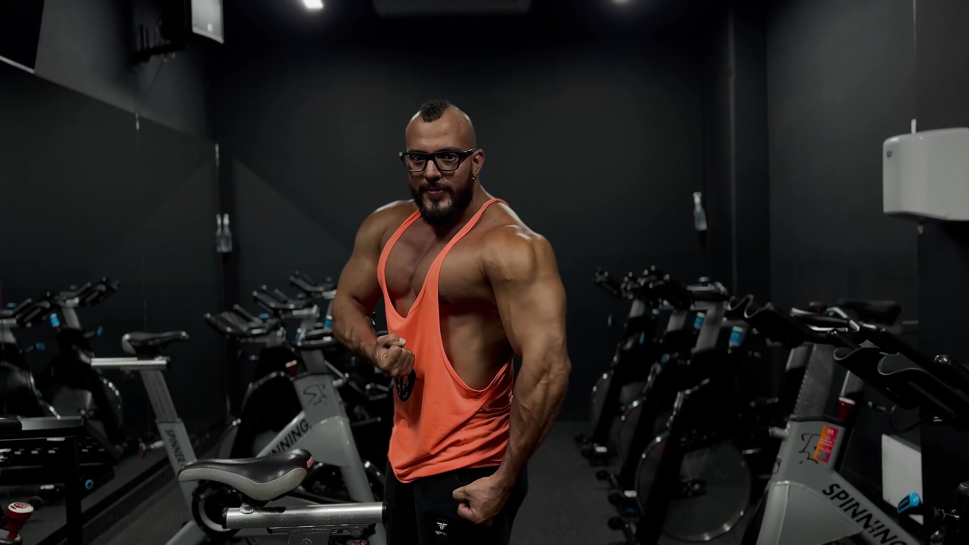 posin mens physique - video by karymmusclet777 cam model