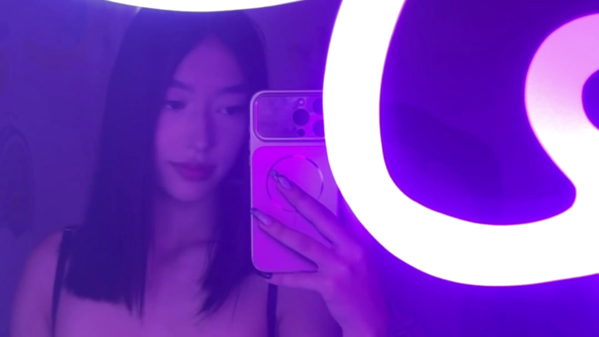;) – video od webkamerové modelky annelisee_