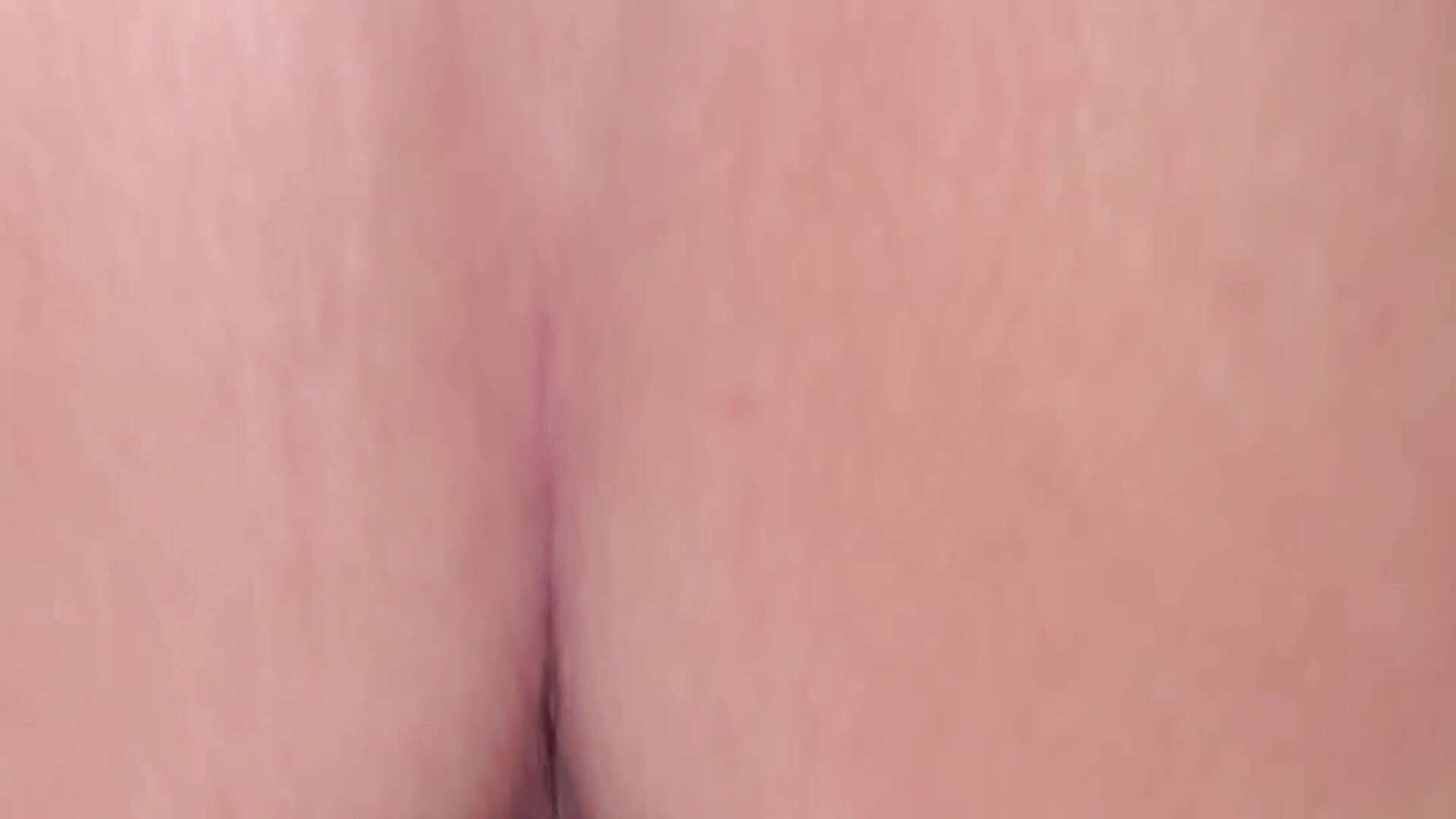 je me fais baiser par monsieur en levrette avec un plug