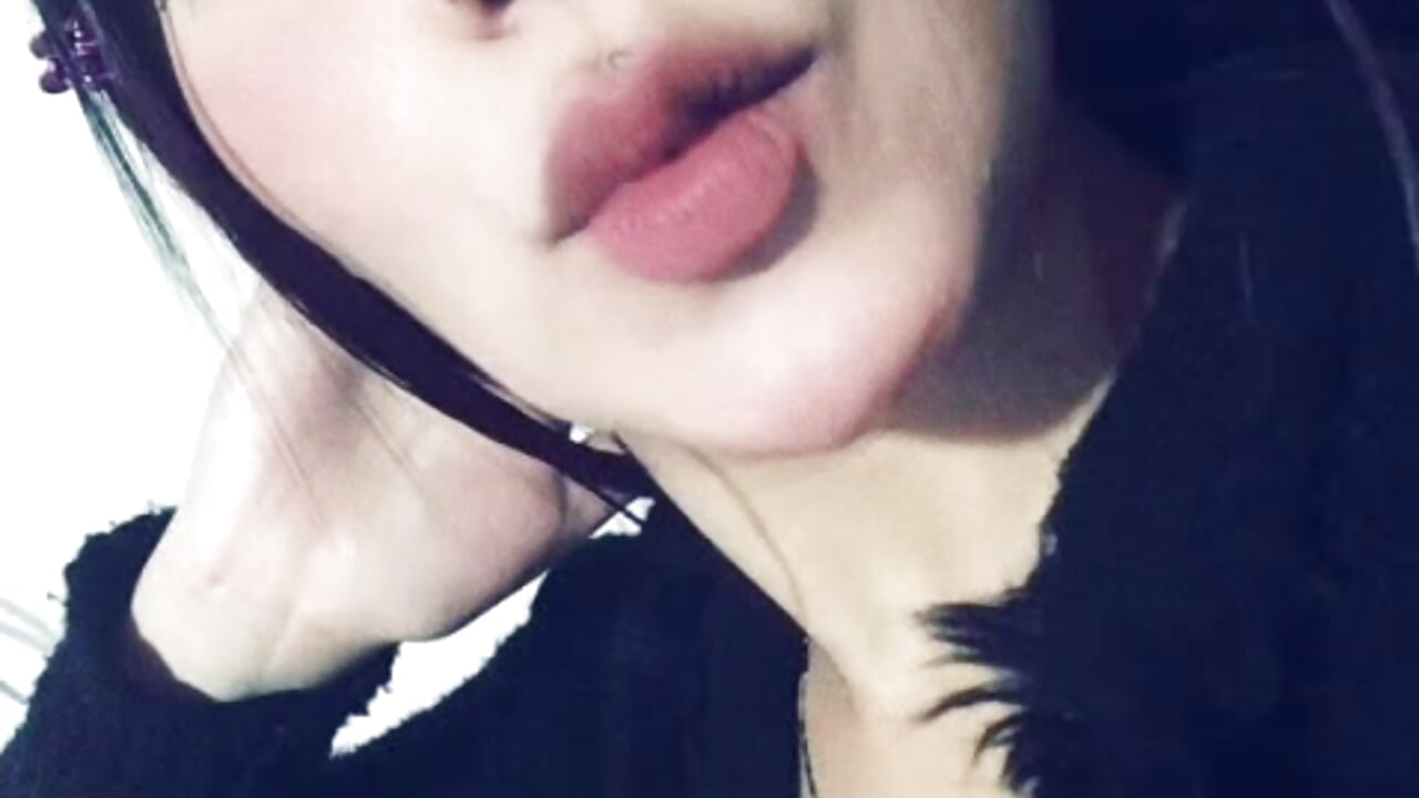 hello ♥ – video od webkamerové modelky AngelsPhoenix
