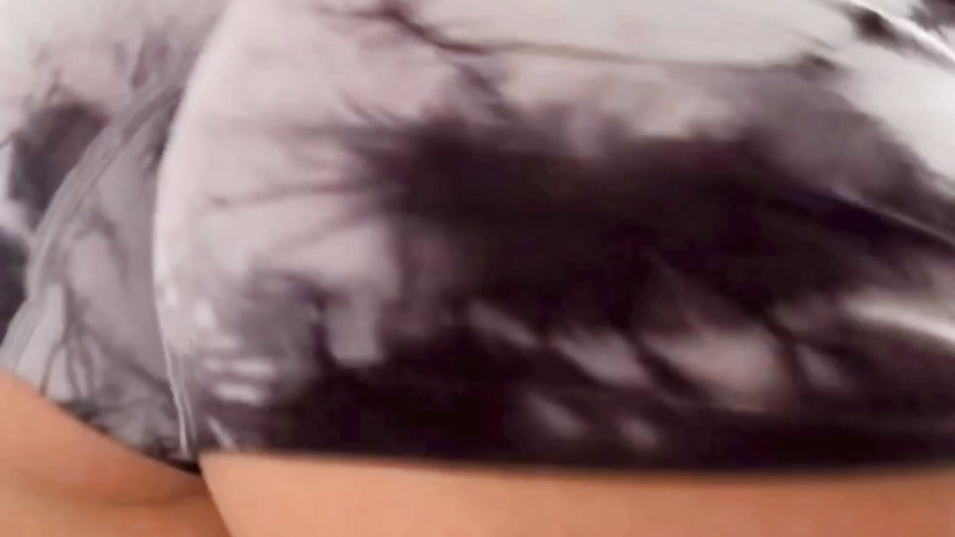 Mi colita brincando 🍑👅 - video by Camilaamorocha cam model