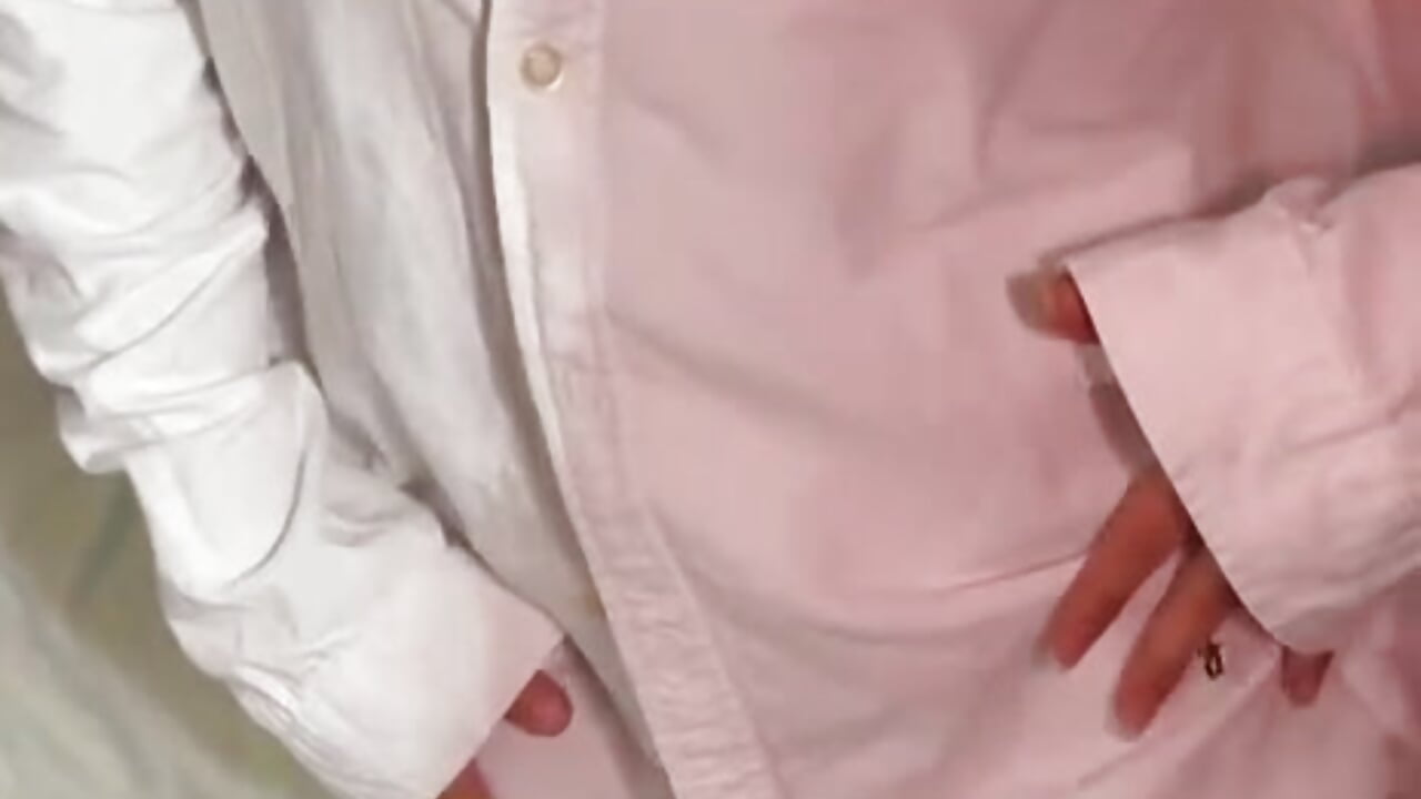 Do you like how my nipples look with this wet shirt?🚿😍 – video modela na kameri Namii__