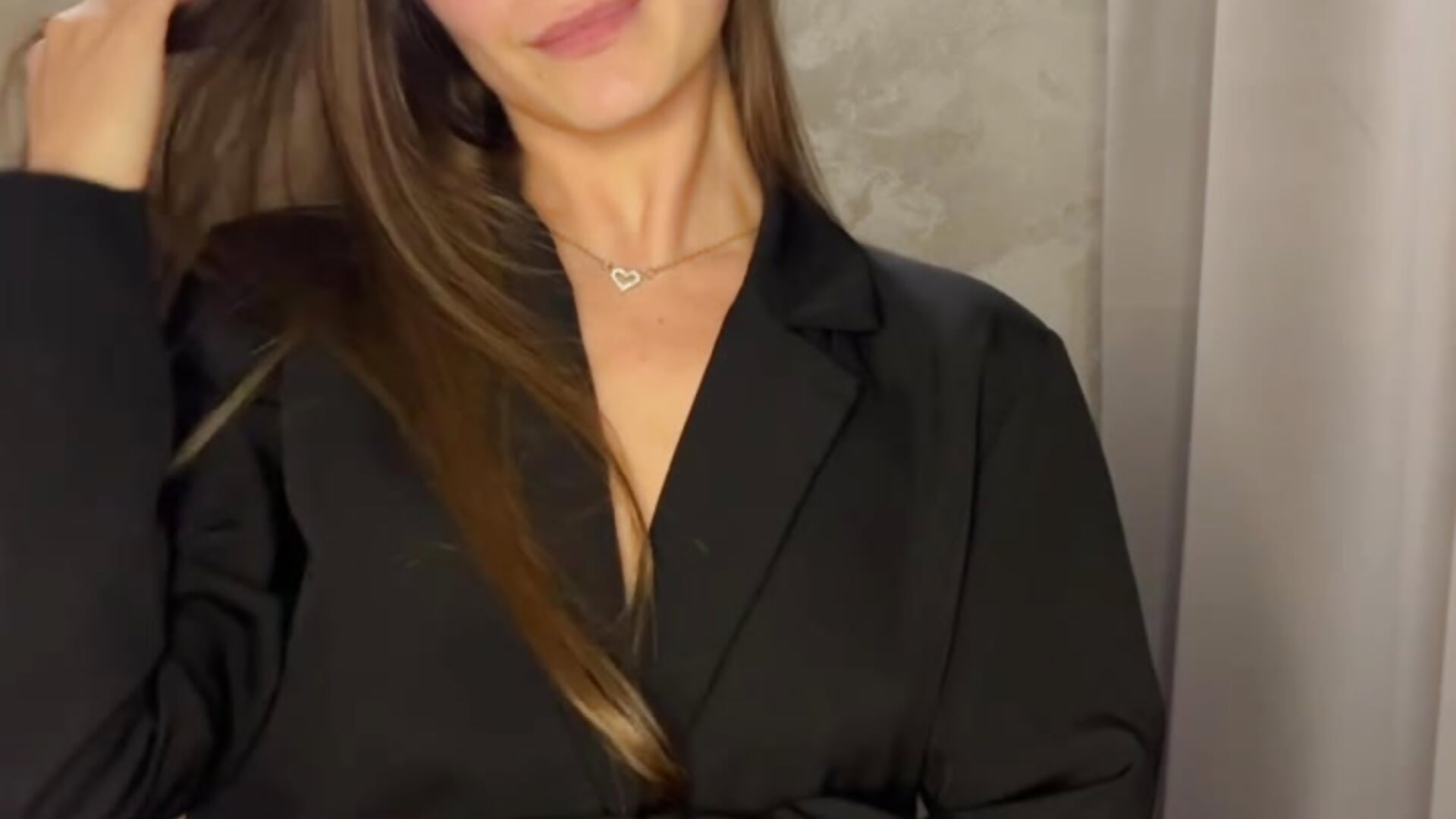 What's under the jacket? - Vídeo de Cirilla_Rose, modelo de vídeos