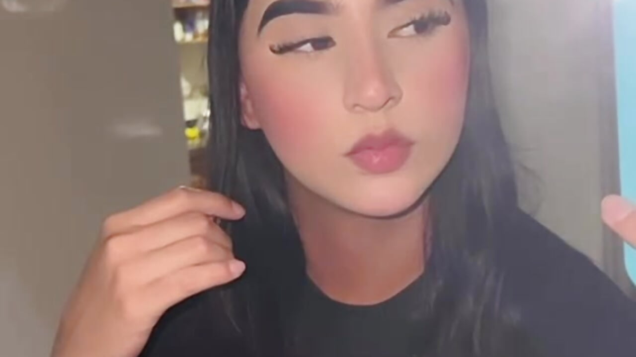 expressive eyes 🍒 - video by Sarabellinii cam model