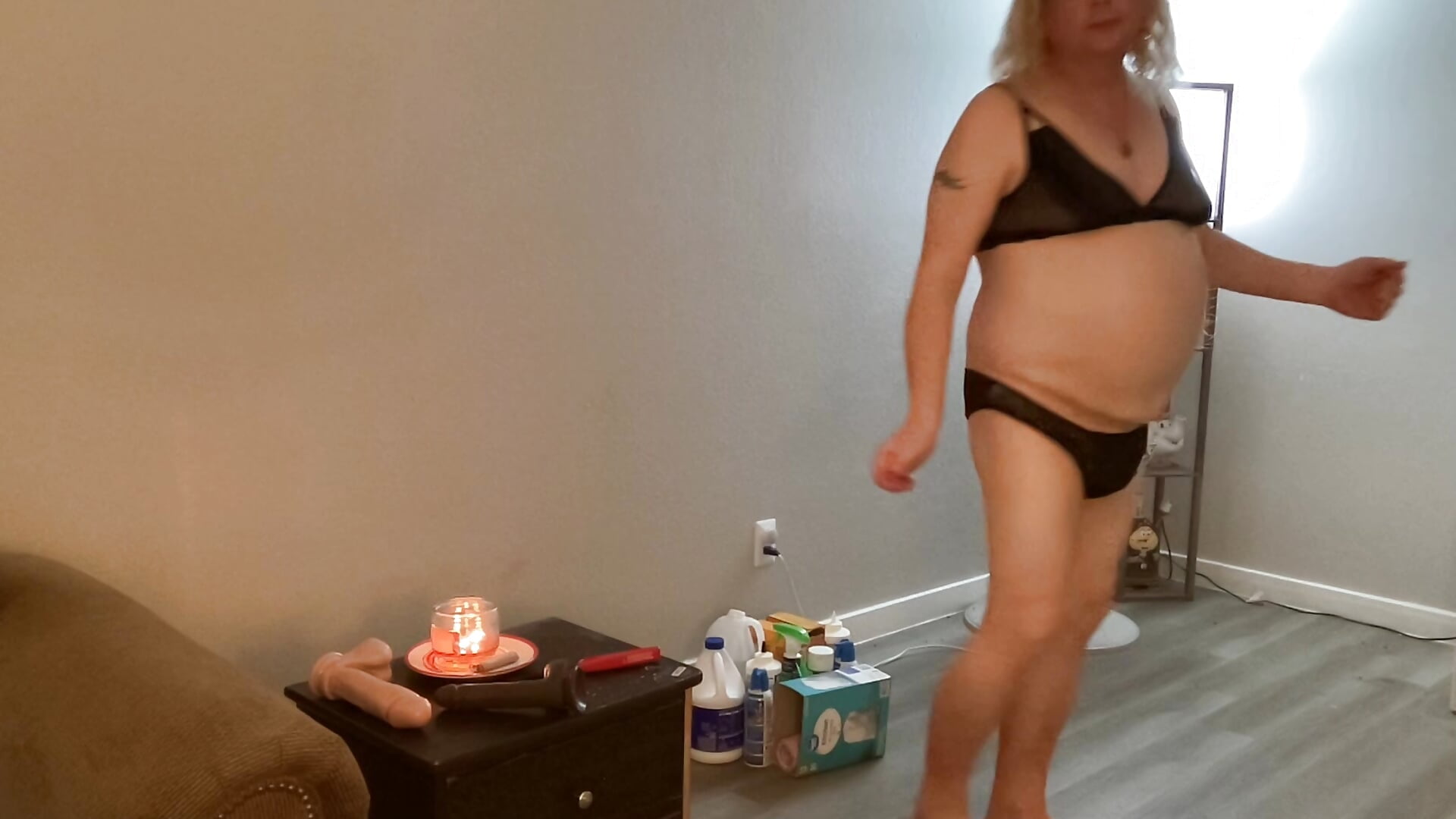 Tiff is high af again and dancing for her webcam - βίντεο μοντέλου silverbanger3