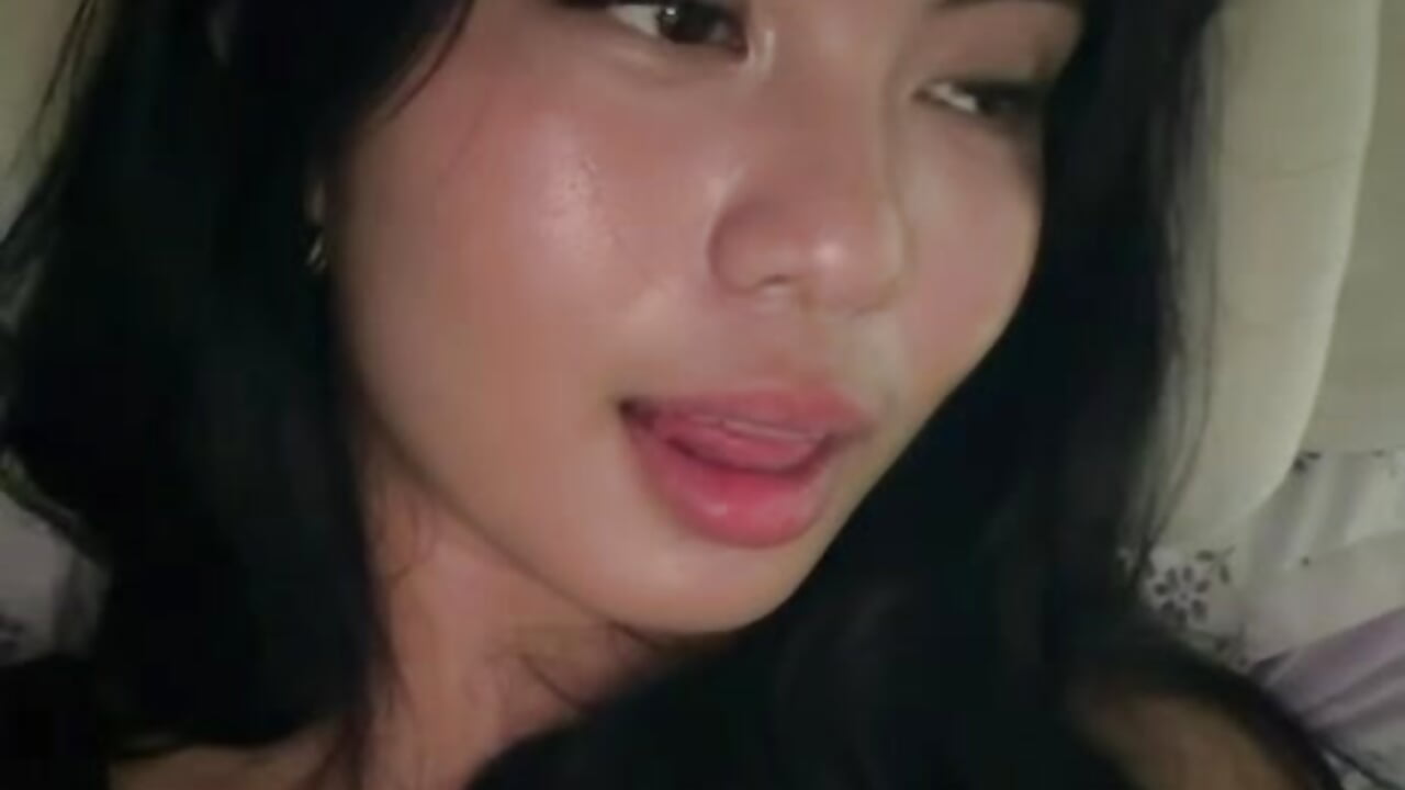 Shall we talk? - clip cu MoonLoch model videochat